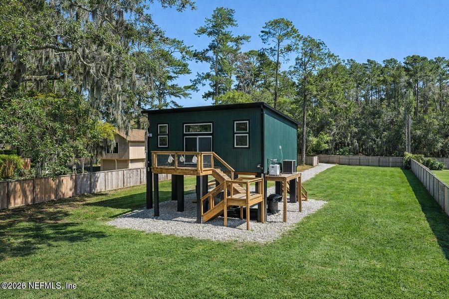 Exterior details and patio area of a home in , Middleburg (Image 31).