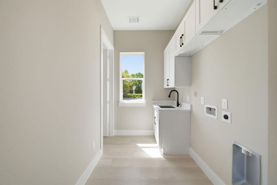 Spacious, unfurnished interior of a new home in , Tomball (Image 27).