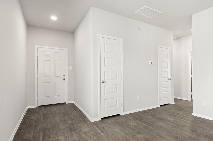 Spacious, unfurnished interior of a new home in Cloverleaf, Austin (Image 23).