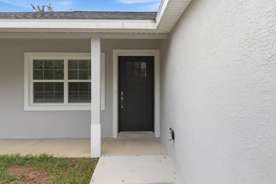 Exterior details and patio area of a home in , Crystal River (Image 3).