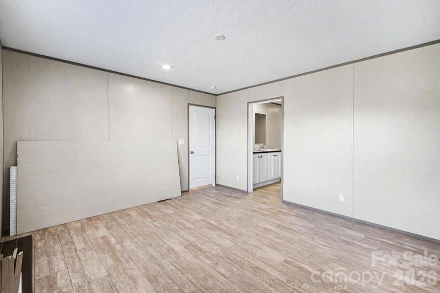 Spacious, unfurnished interior of a new home in , Shelby (Image 28).