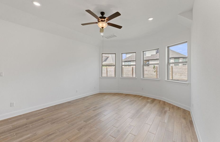 Spacious, unfurnished interior of a new home in Bluffview Reserve, Leander (Image 40).