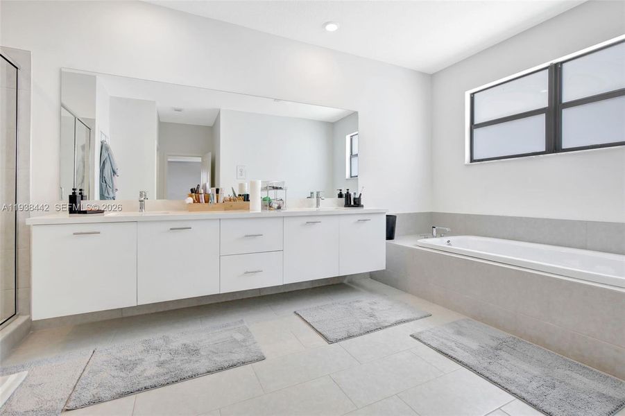 Furnished interior view inside a new home in , Miramar (Image 4).