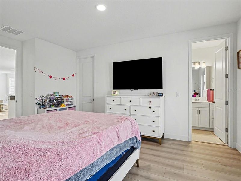 Furnished interior view inside a new home in , Oviedo (Image 43).