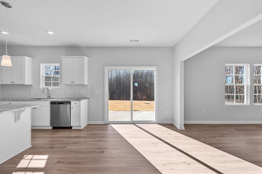 Spacious, unfurnished interior of a new home in Fieldstone, Lexington (Image 25).
