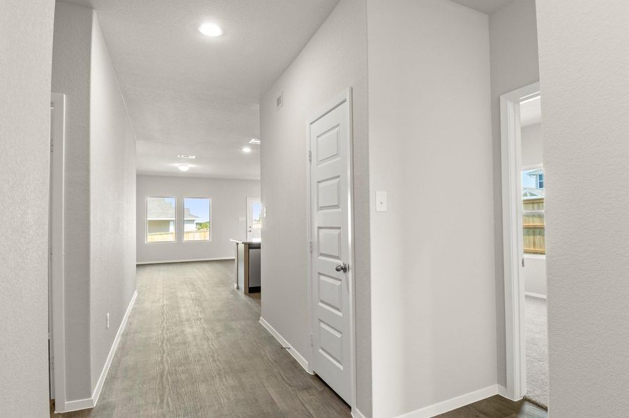 Spacious, unfurnished interior of a new home in Cloverleaf, Austin (Image 22).