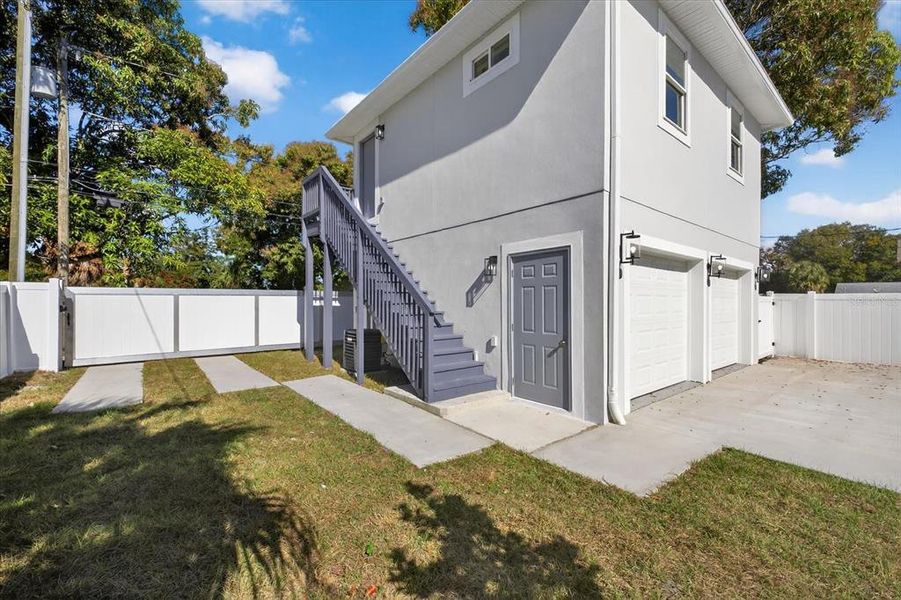 Exterior details and patio area of a home in , St. Petersburg (Image 41).