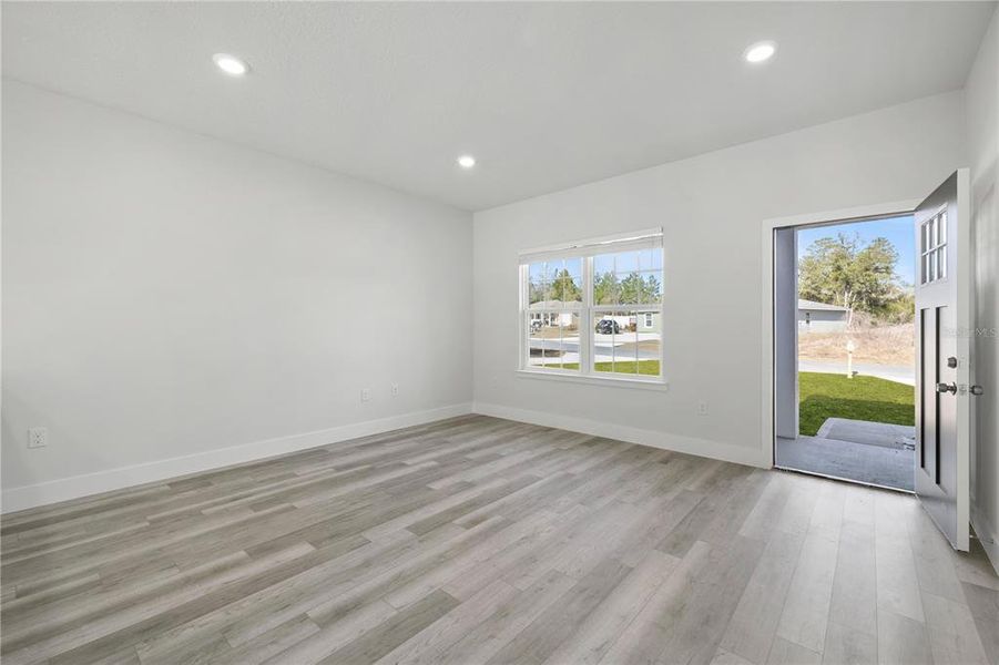 Spacious, unfurnished interior of a new home in , Ocala (Image 11).