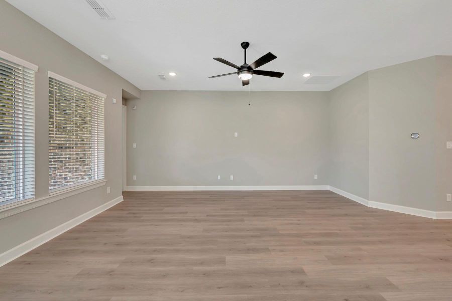 Spacious, unfurnished interior of a new home in Riceland - Summit Collection, Mont Belvieu (Image 14).