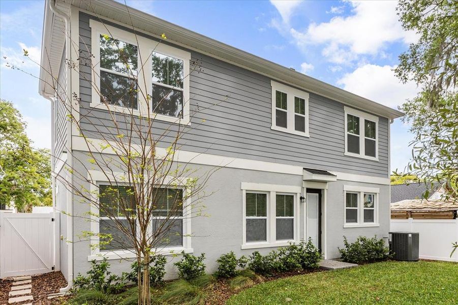 Exterior details and patio area of a home in , Orlando (Image 23).