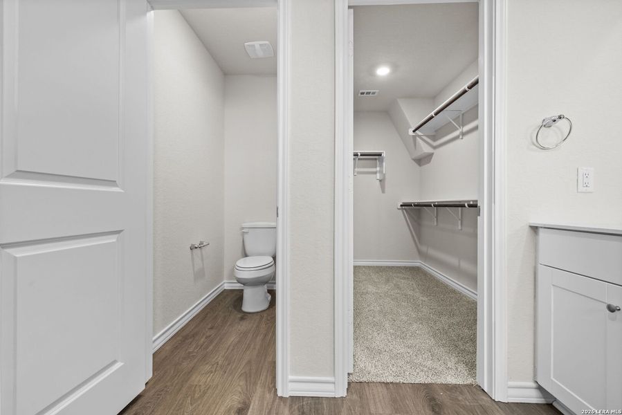 Spacious, unfurnished interior of a new home in Stonehill, San Antonio (Image 13).