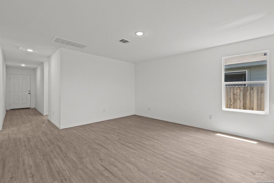 Spacious, unfurnished interior of a new home in Hidden Trails, Bulverde (Image 26).