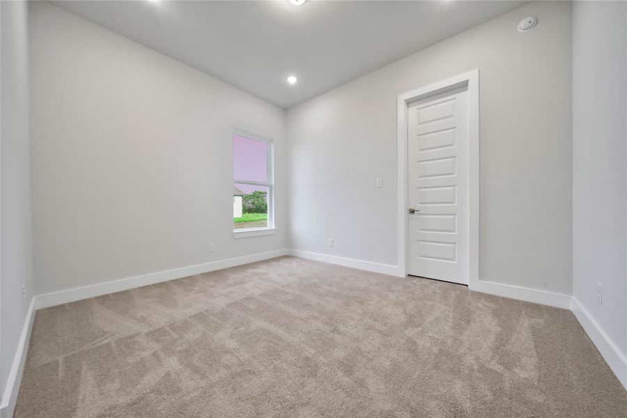 Spacious, unfurnished interior of a new home in , Rosharon (Image 34).