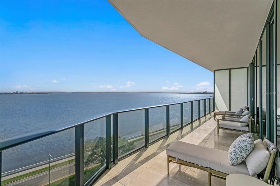 Condo located in Tampa, FL showcasing its design and architecture (Image 24).