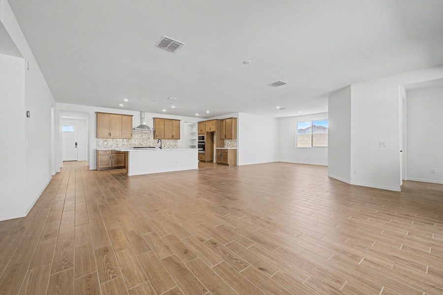 Spacious, unfurnished interior of a new home in White Tank Vistas, Waddell (Image 9).