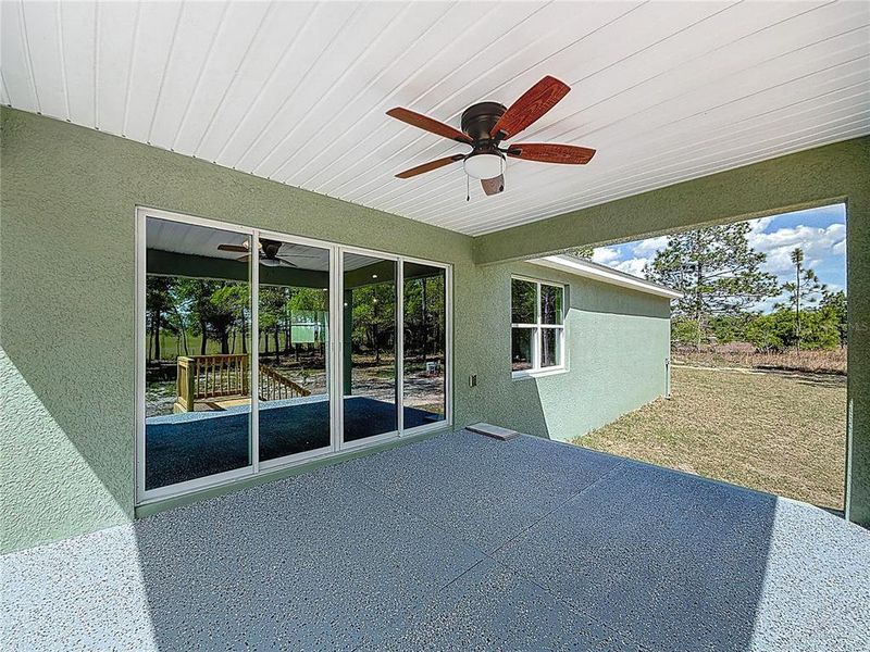 Exterior details and patio area of a home in , Dunnellon (Image 19).