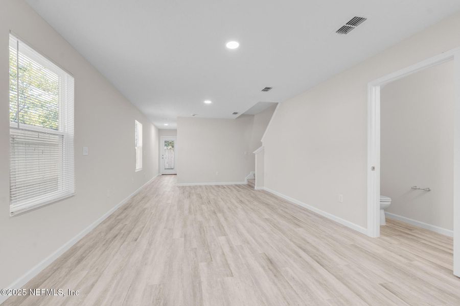 Spacious, unfurnished interior of a new home in , Jacksonville (Image 16).