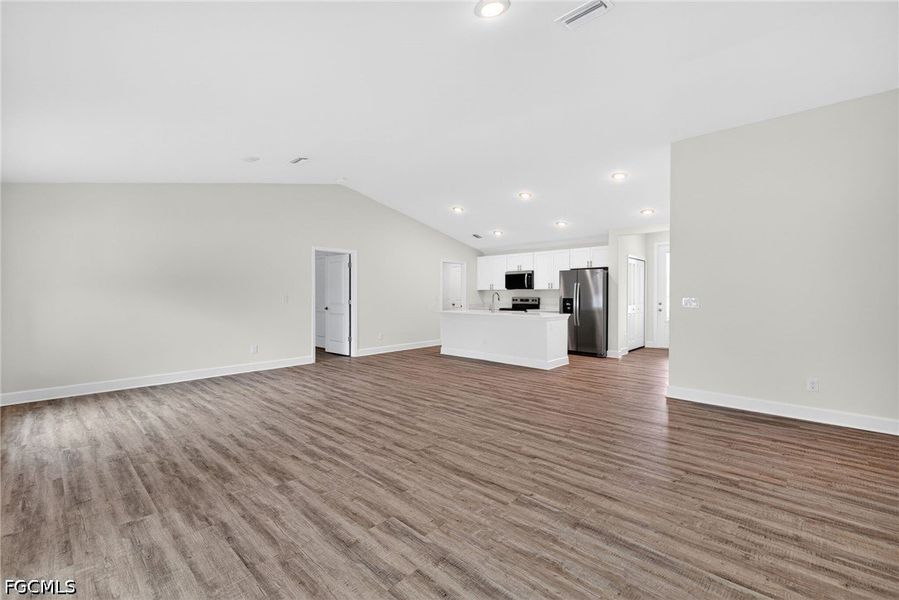 Spacious, unfurnished interior of a new home in Cape Coral, Cape Coral (Image 28).