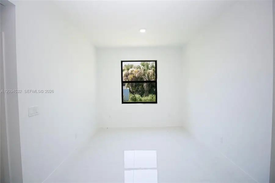 Spacious, unfurnished interior of a new home in , Lehigh Acres (Image 22).