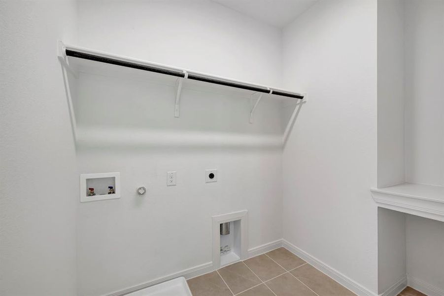 Spacious, unfurnished interior of a new home in Painted Tree Woodland West – Village, McKinney (Image 18).