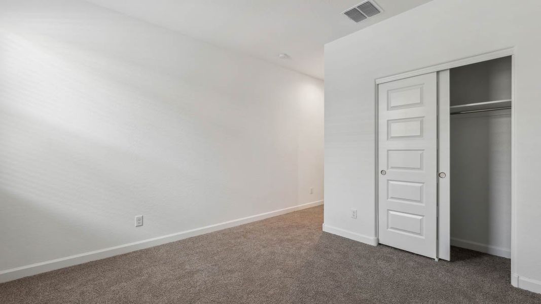 Spacious, unfurnished interior of a new home in Quail Ranch, San Tan Valley (Image 24).