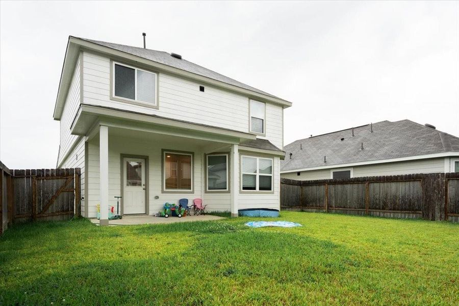 Front exterior of a new home in River's Edge, Conroe, TX, highlighting curb appeal (Image 23). Front exterior of a new home in River's Edge, Conroe, TX, highlighting curb appeal (Image 23).
