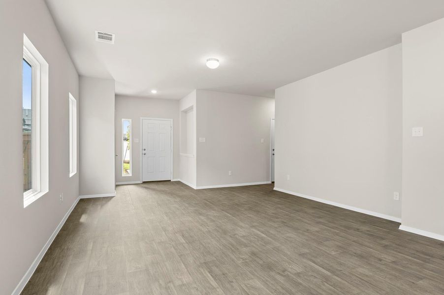 Spacious, unfurnished interior of a new home in Cloverleaf, Austin (Image 30).