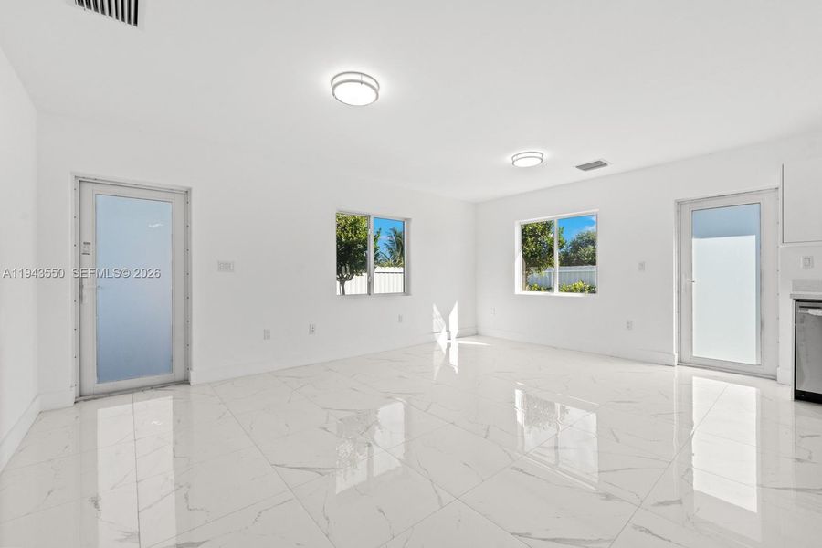 Spacious, unfurnished interior of a new home in , Florida City (Image 10).