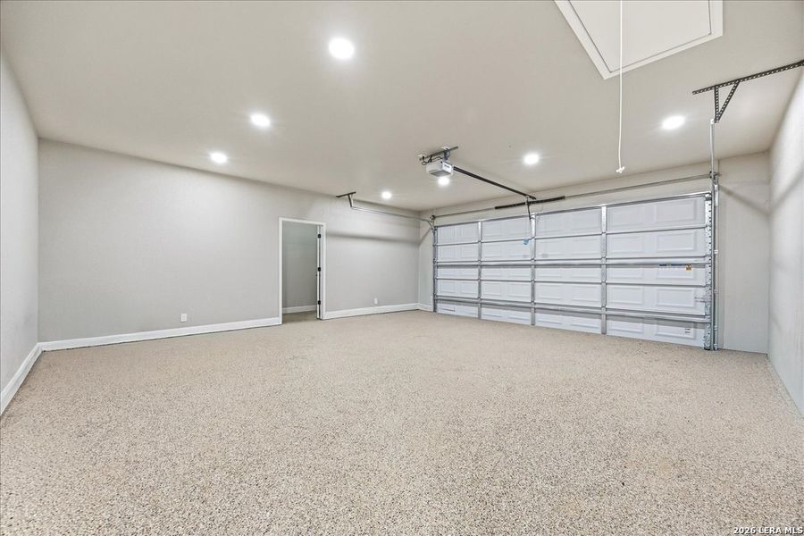 Spacious, unfurnished interior of a new home in , La Vernia (Image 39).