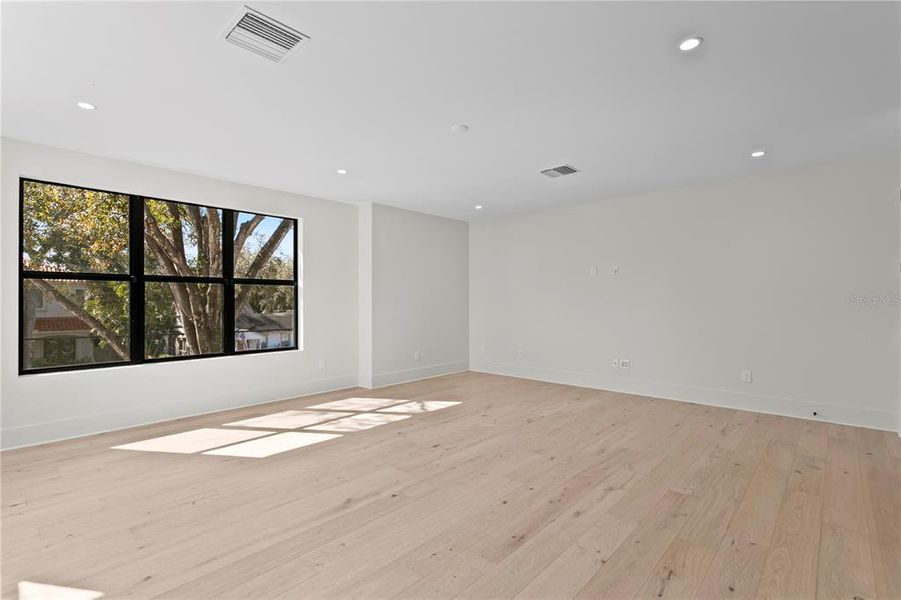 Spacious, unfurnished interior of a new home in , Tampa (Image 74).