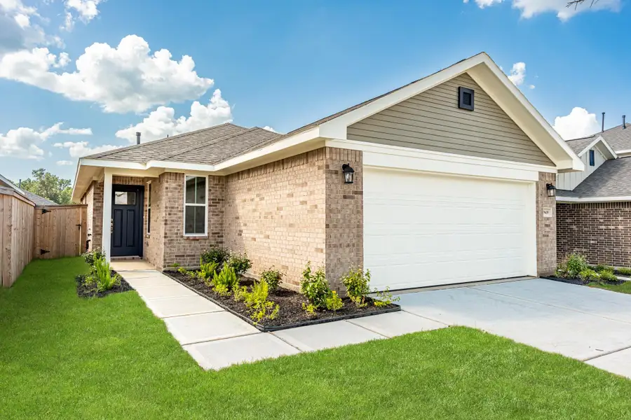 Front exterior of a new home in Stonebrooke, Conroe, TX, highlighting curb appeal (Image 16). Front exterior of a new home in Stonebrooke, Conroe, TX, highlighting curb appeal (Image 16).