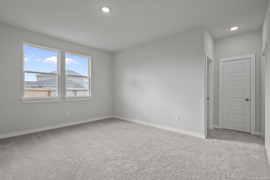 Spacious, unfurnished interior of a new home in Cinco Lakes, San Antonio (Image 26).
