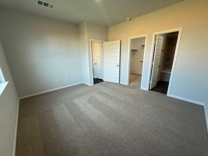 Spacious, unfurnished interior of a new home in Wayside Village, Houston (Image 25).