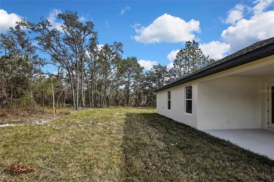 Exterior details and patio area of a home in , Weeki Wachee (Image 3).