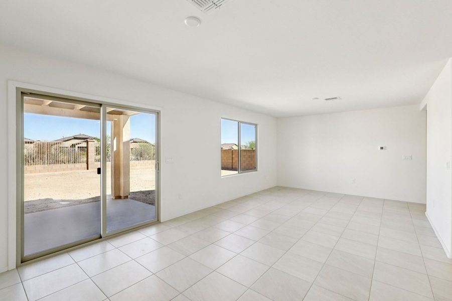 Spacious, unfurnished interior of a new home in Entrada Del Pueblo at Rancho Sahuarita, Sahuarita (Image 5).