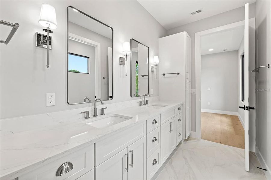 Furnished interior view inside a new home in , Orlando (Image 55).
