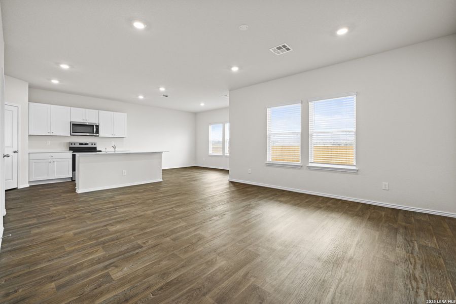 Spacious, unfurnished interior of a new home in Winding Creek, New Braunfels (Image 8).