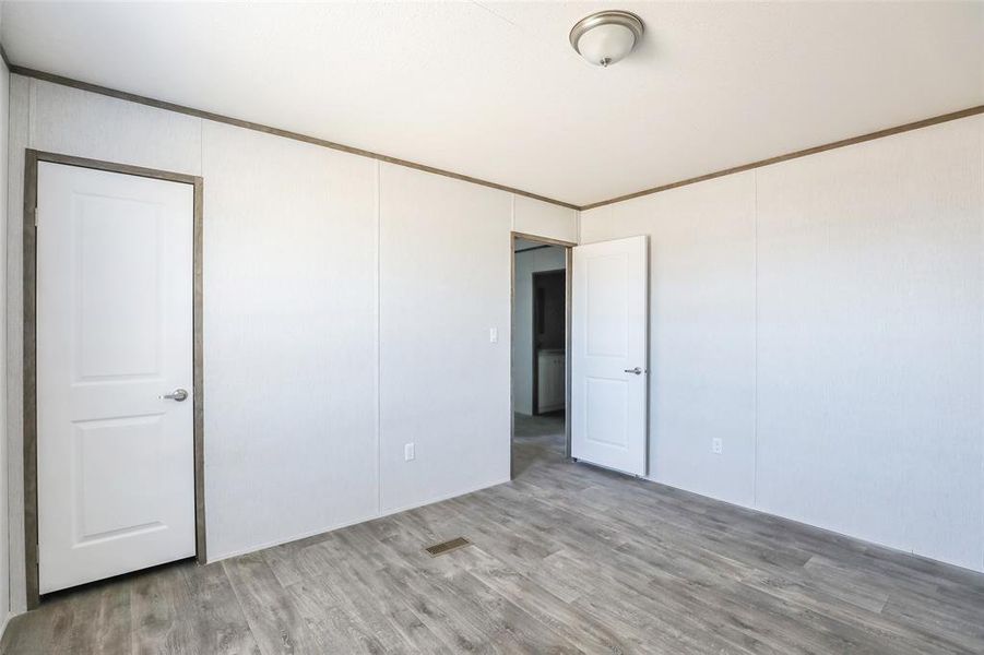 Spacious, unfurnished interior of a new home in , Merkel (Image 14).