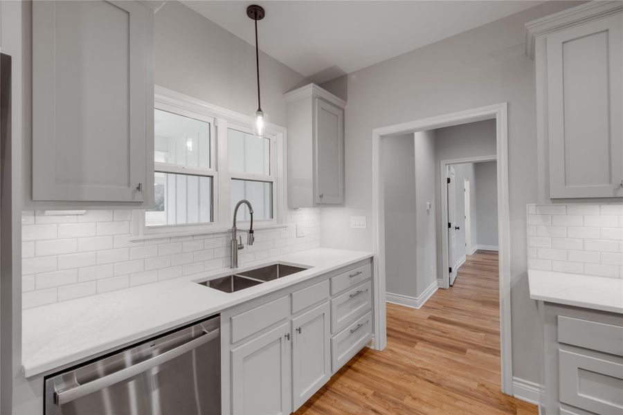 Furnished interior view inside a new home in , Grapeland (Image 5).