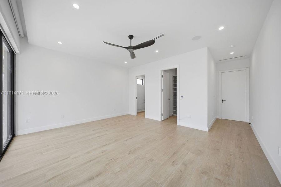Spacious, unfurnished interior of a new home in , Fort Lauderdale (Image 59).