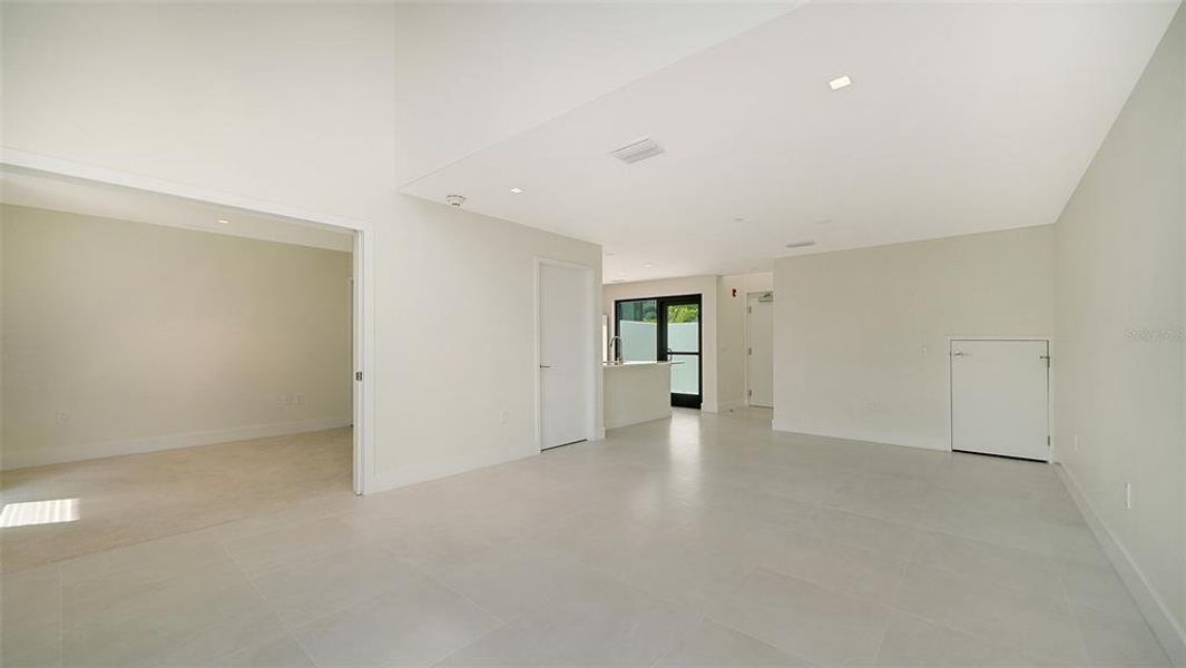 Spacious, unfurnished interior of a new home in , Sarasota (Image 25).