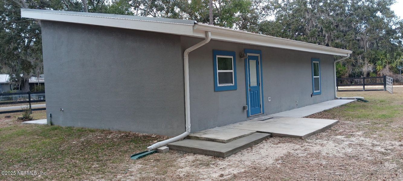 Exterior details and patio area of a home in , Interlachen (Image 21).