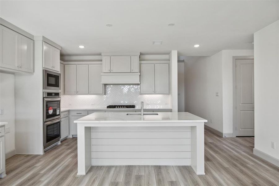 The large kitchen island is the perfect place for friends and family to gather round!