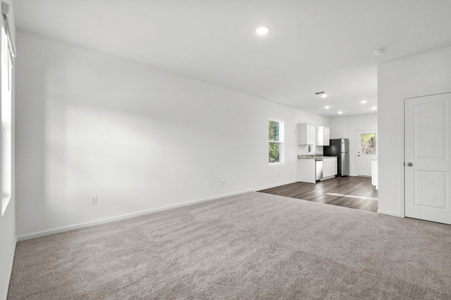 Spacious, unfurnished interior of a new home in Pender Woods at Cane Bay, Summerville (Image 8).