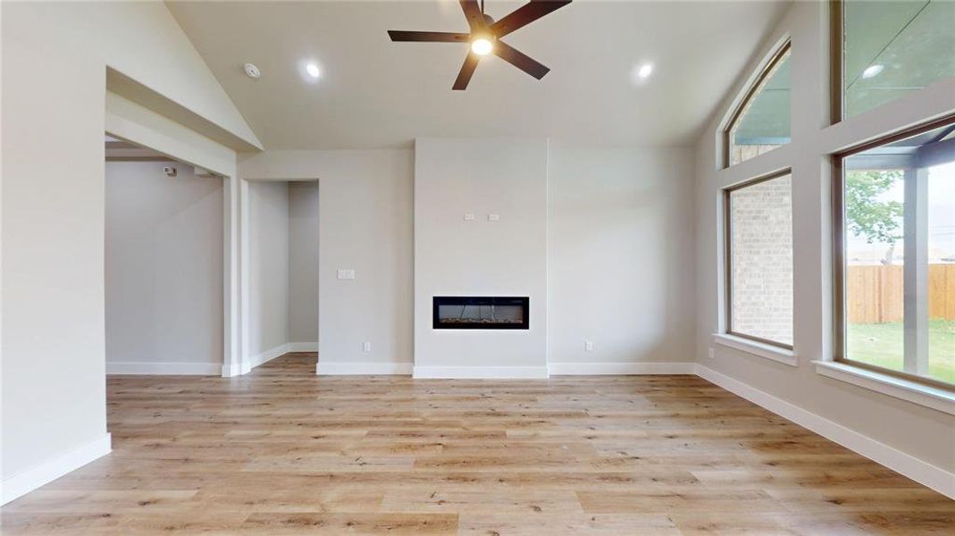Spacious, unfurnished interior of a new home in , Grand Prairie (Image 14).