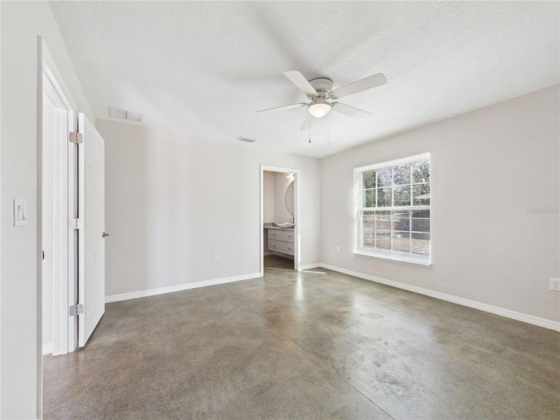 Spacious, unfurnished interior of a new home in , Ocala (Image 18).