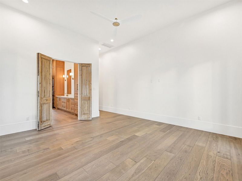 Spacious, unfurnished interior of a new home in , Galveston (Image 30).