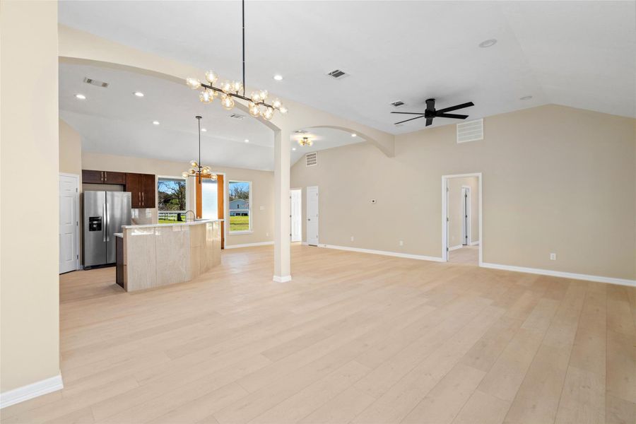 A welcoming close-up of thefront door reveals highquality finishes, stylishlighting, and an invitingentryway that sets the tonefor the luxury inside.