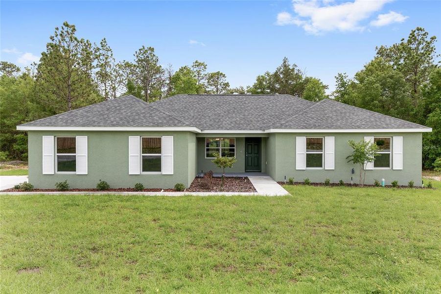 Exterior details and patio area of a home in , Dunnellon (Image 2). Exterior details and patio area of a home in , Dunnellon (Image 2).