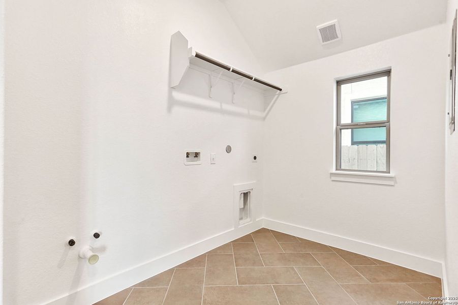 Spacious, unfurnished interior of a new home in Legacy at Lake Dunlap, New Braunfels (Image 44). Spacious, unfurnished interior of a new home in Legacy at Lake Dunlap, New Braunfels (Image 44).